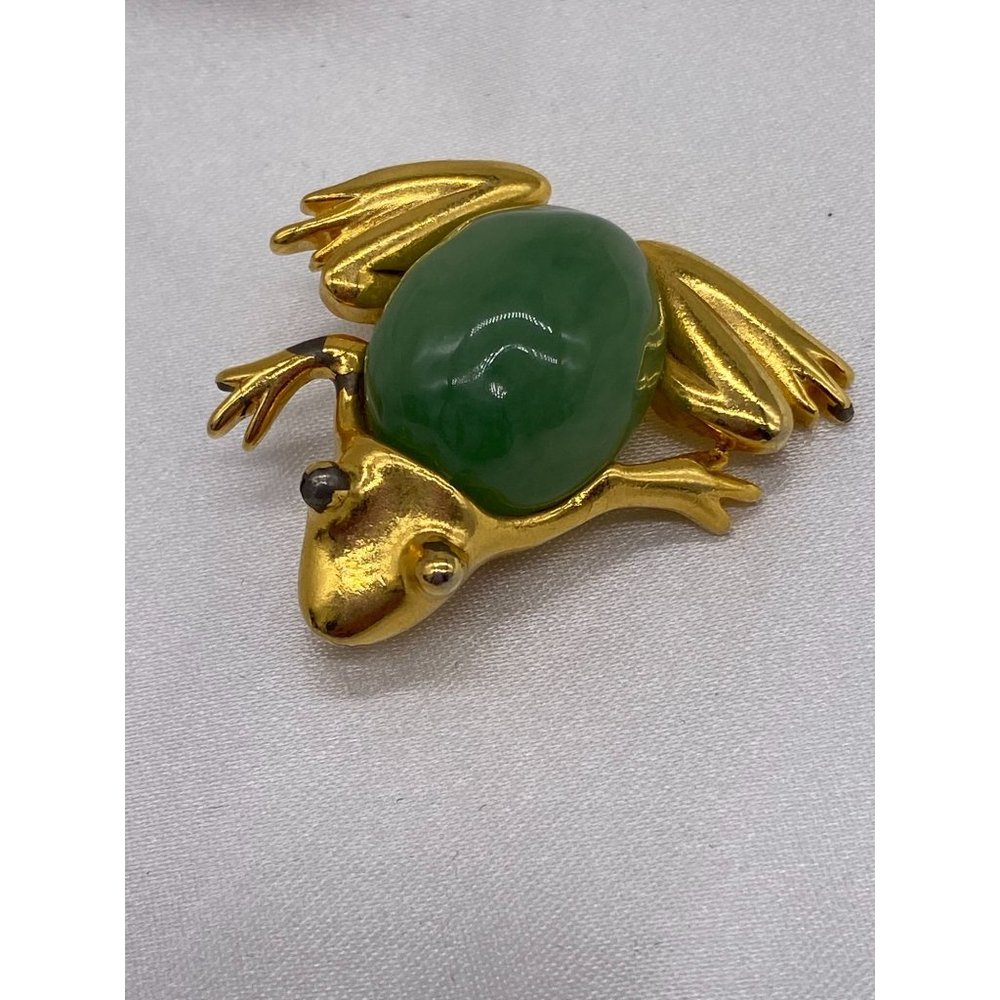 KJL signed Frog Brooch Green Stone iin Metal Gold Plate Mount Good Condition